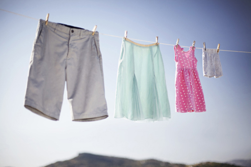 Treo quần áo sau khi giặt xong